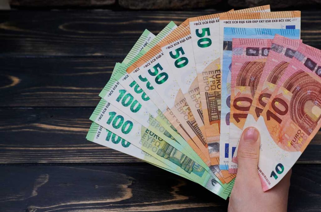 Oct goods trade surplus €6.8 bn for euro area, €3.9 bn for EU