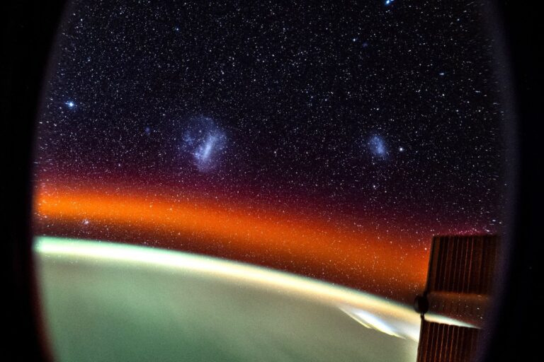 Astronaut Don Pettit shows how to take long-exposure photos from the ISS