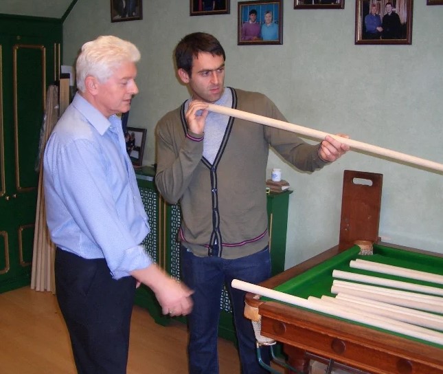 Ronnie O’Sullivan’s cue maker has EIGHT-YEAR waiting list, charges £3,000 per cue with each taking a year to create