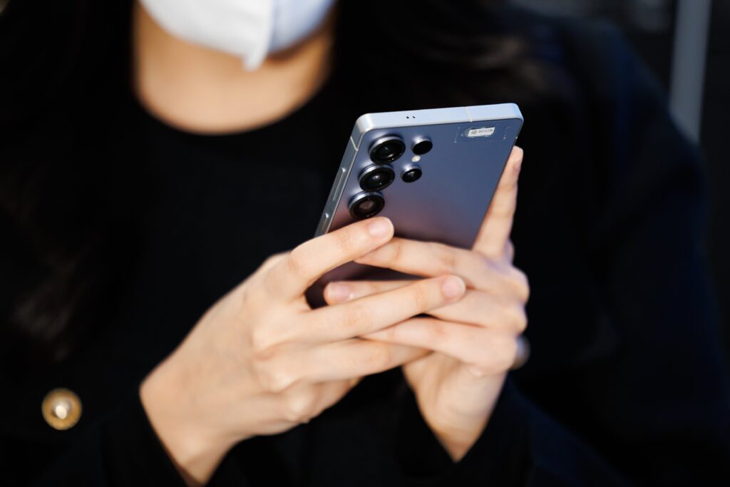 Samsung’s $1,300 flagship phone has a glue problem, user says