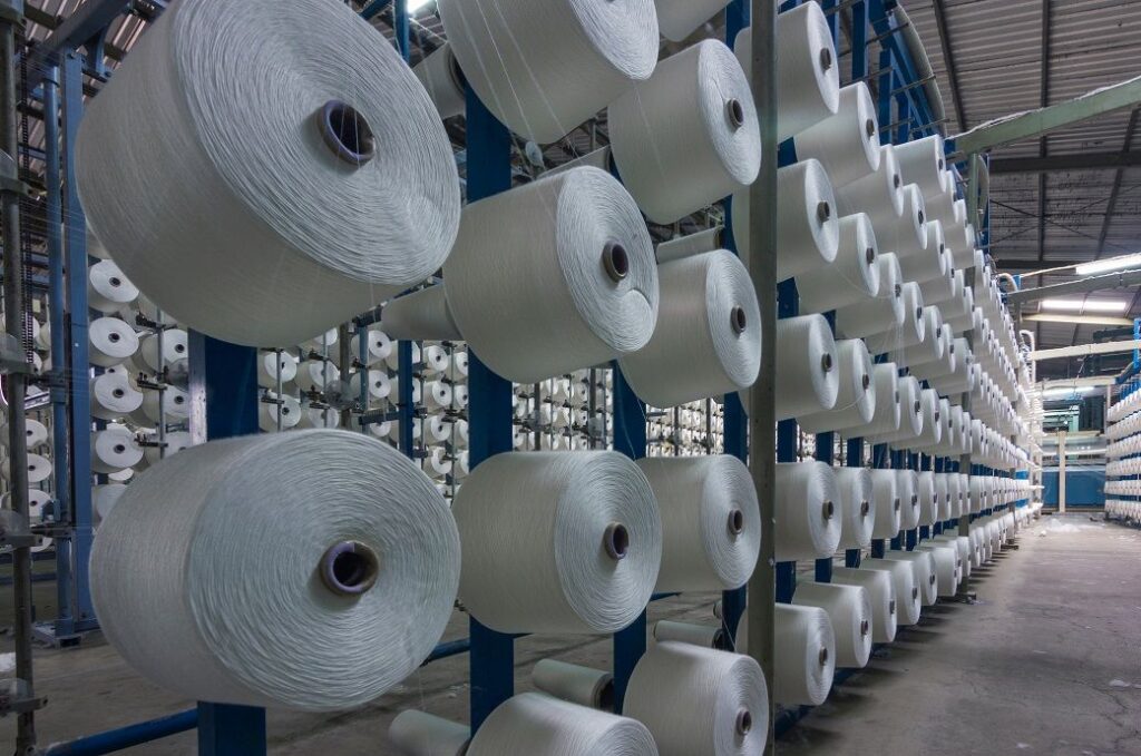 Global manufacturing PMI falls in May, confidence lifts from Apr's low